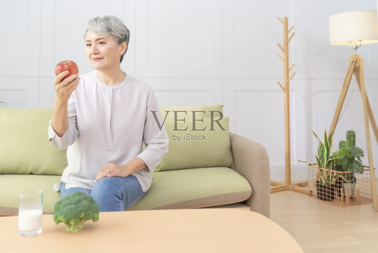 老年人的健康一定要注意营养和抵抗力，含有蛋白质的蔬菜和水果照片摄影图片