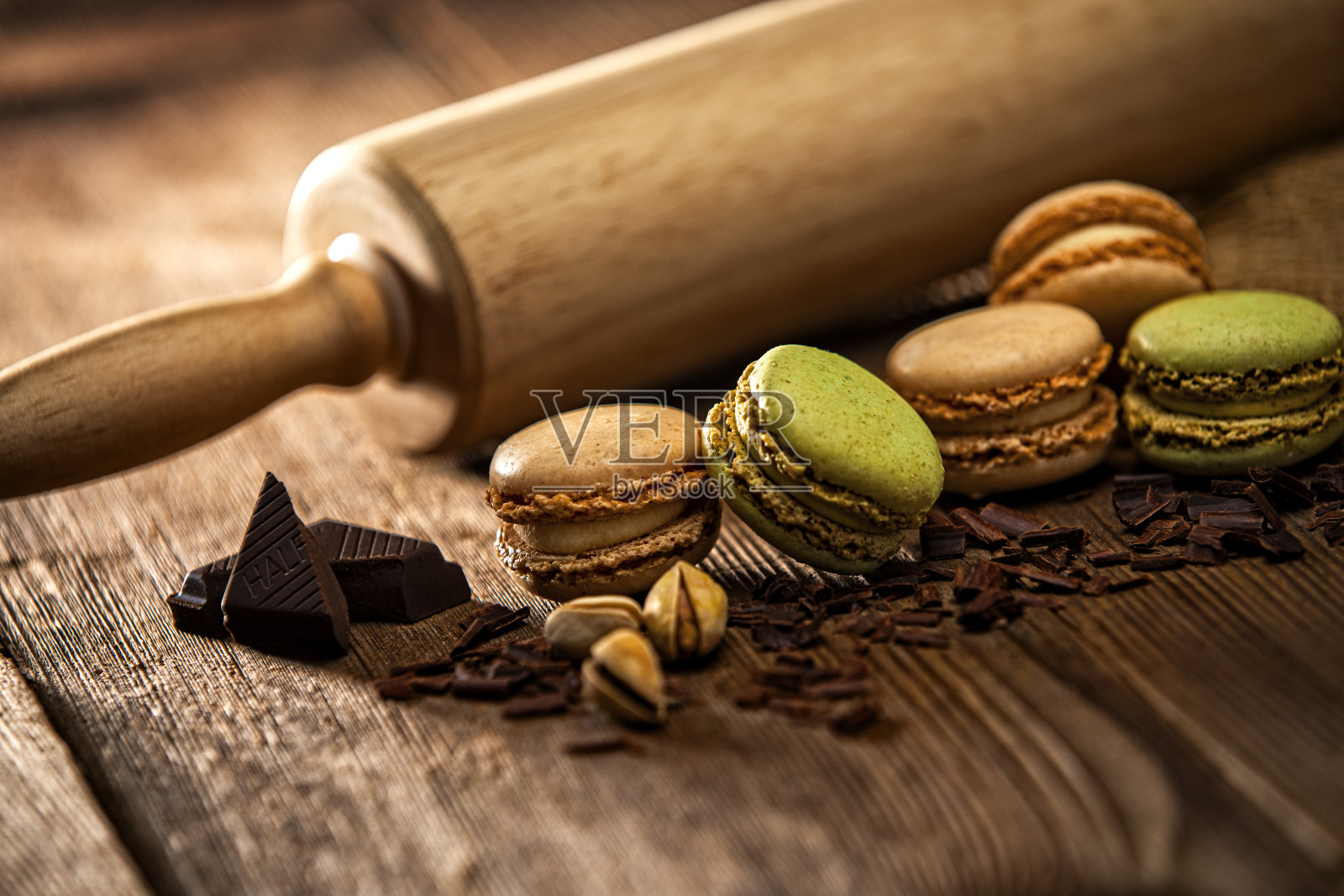 巧克力和开心果，杏仁饼干，甜糕点在复古木材的背景滚动照片摄影图片