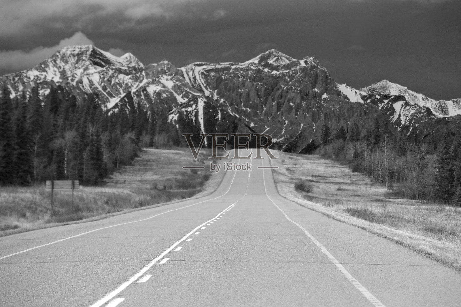 艾伯塔省落基山脉的大卫·汤普森高速公路照片摄影图片