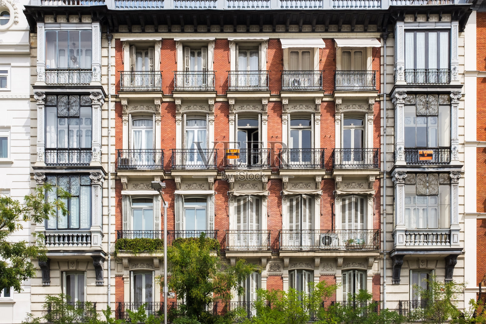 典型的窗户和阳台在马德里的房子照片摄影图片