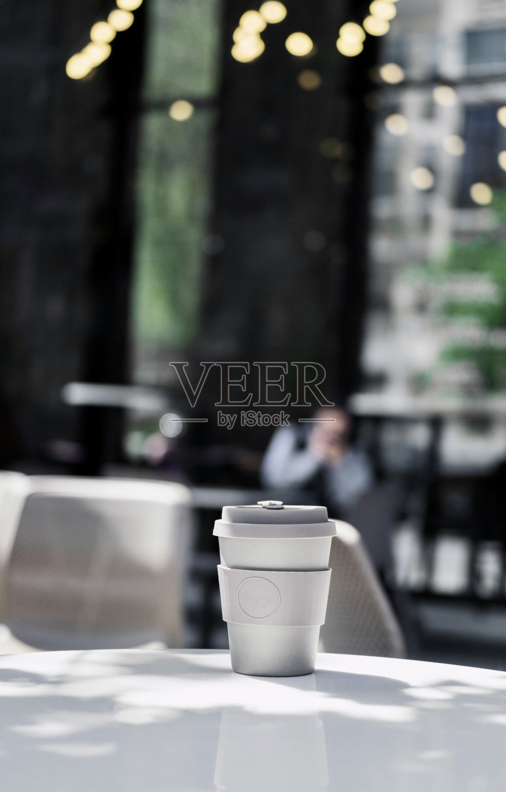 以生态竹制咖啡杯为背景的咖啡馆。eco-concept照片摄影图片