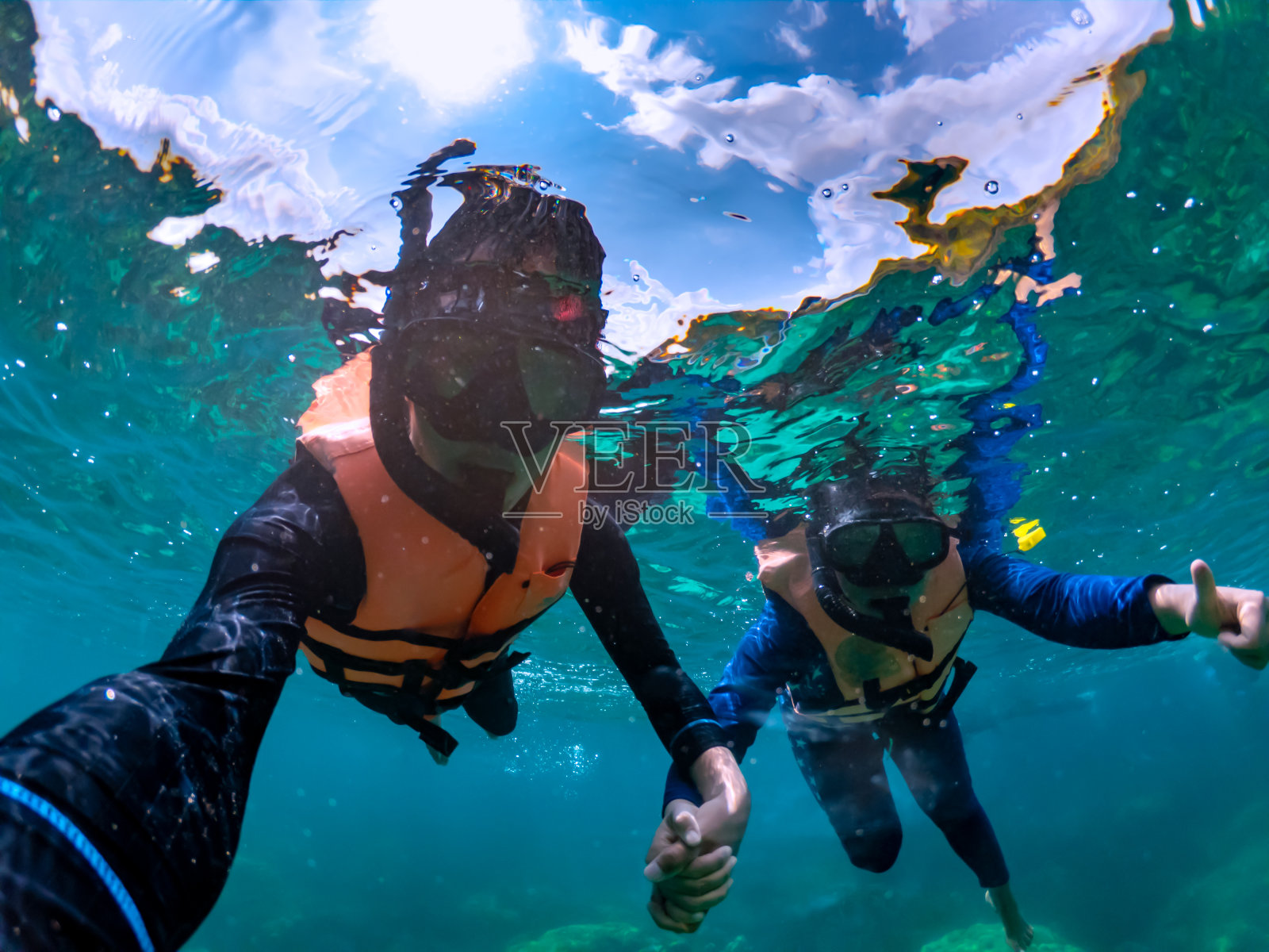 幸福情侣在热带海洋下自拍照片摄影图片