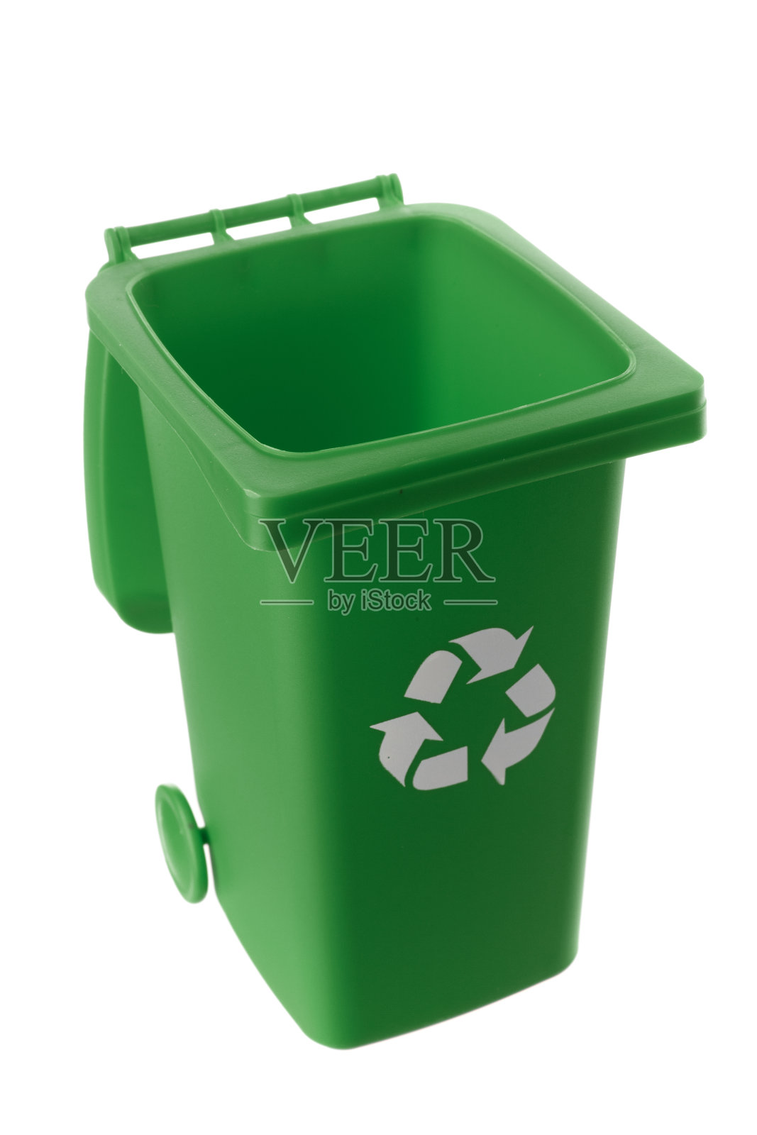 白色背景上孤立的绿色塑料垃圾桶照片摄影图片
