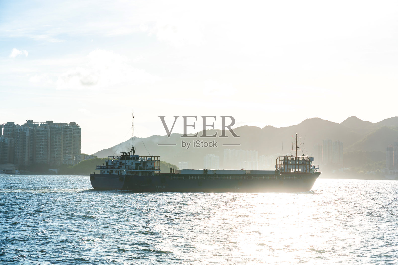 马湾海峡的散货船照片摄影图片