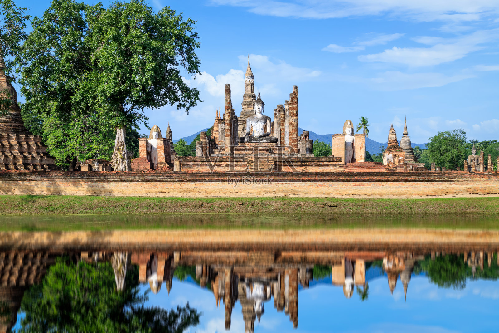 泰国素可泰历史公园，玛哈那寺废墟中的佛塔和佛像照片摄影图片