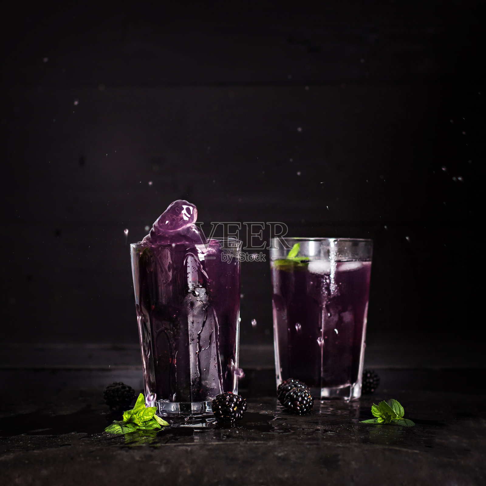 黑莓柠檬水，冰黑莓鸡尾酒，夏日饮品，照片摄影图片