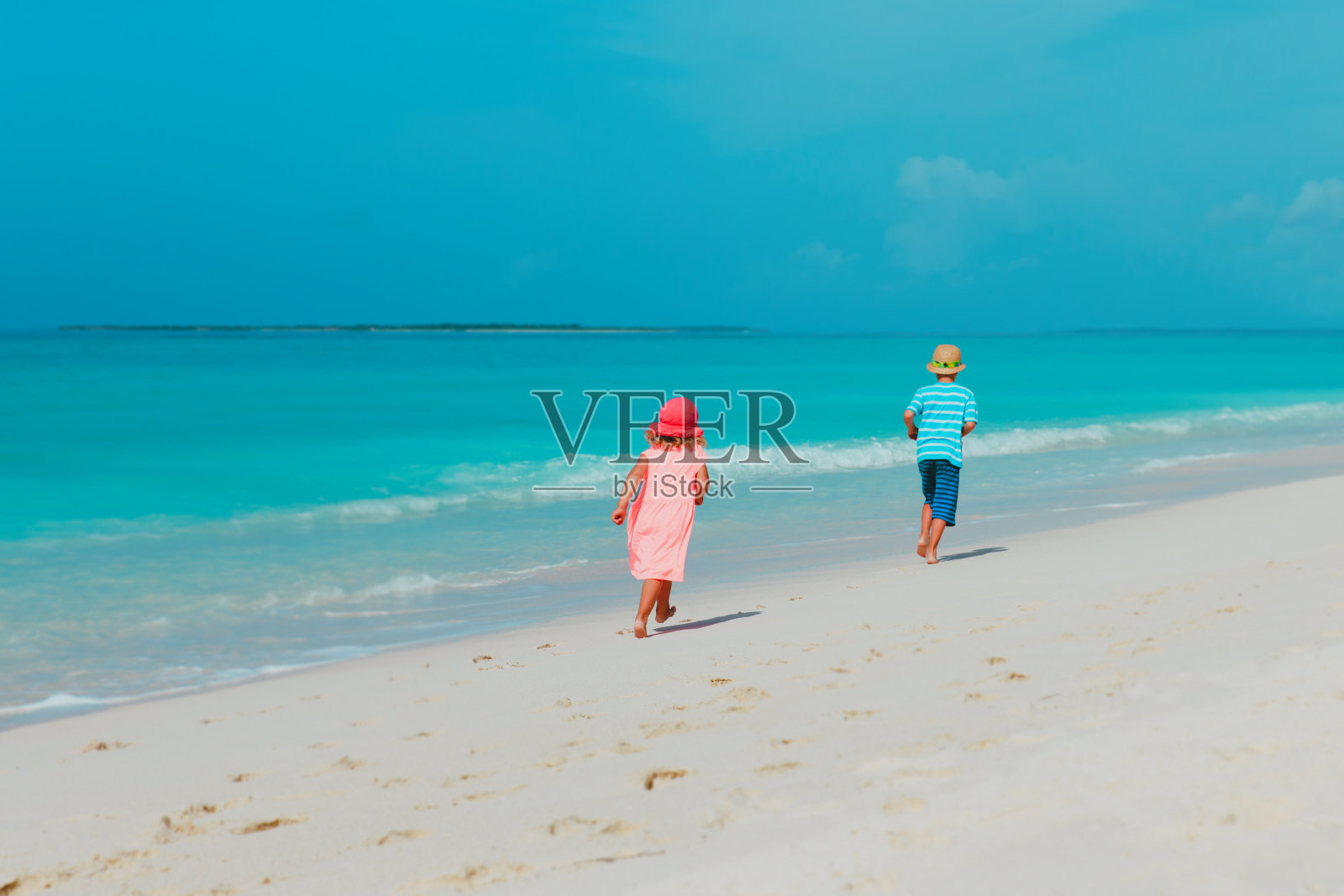 快乐的男孩和女孩在海滩上跑步照片摄影图片