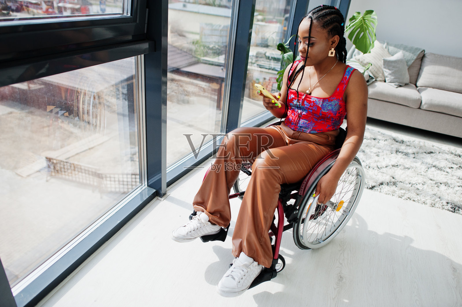 年轻的残疾非裔美国妇女照片摄影图片