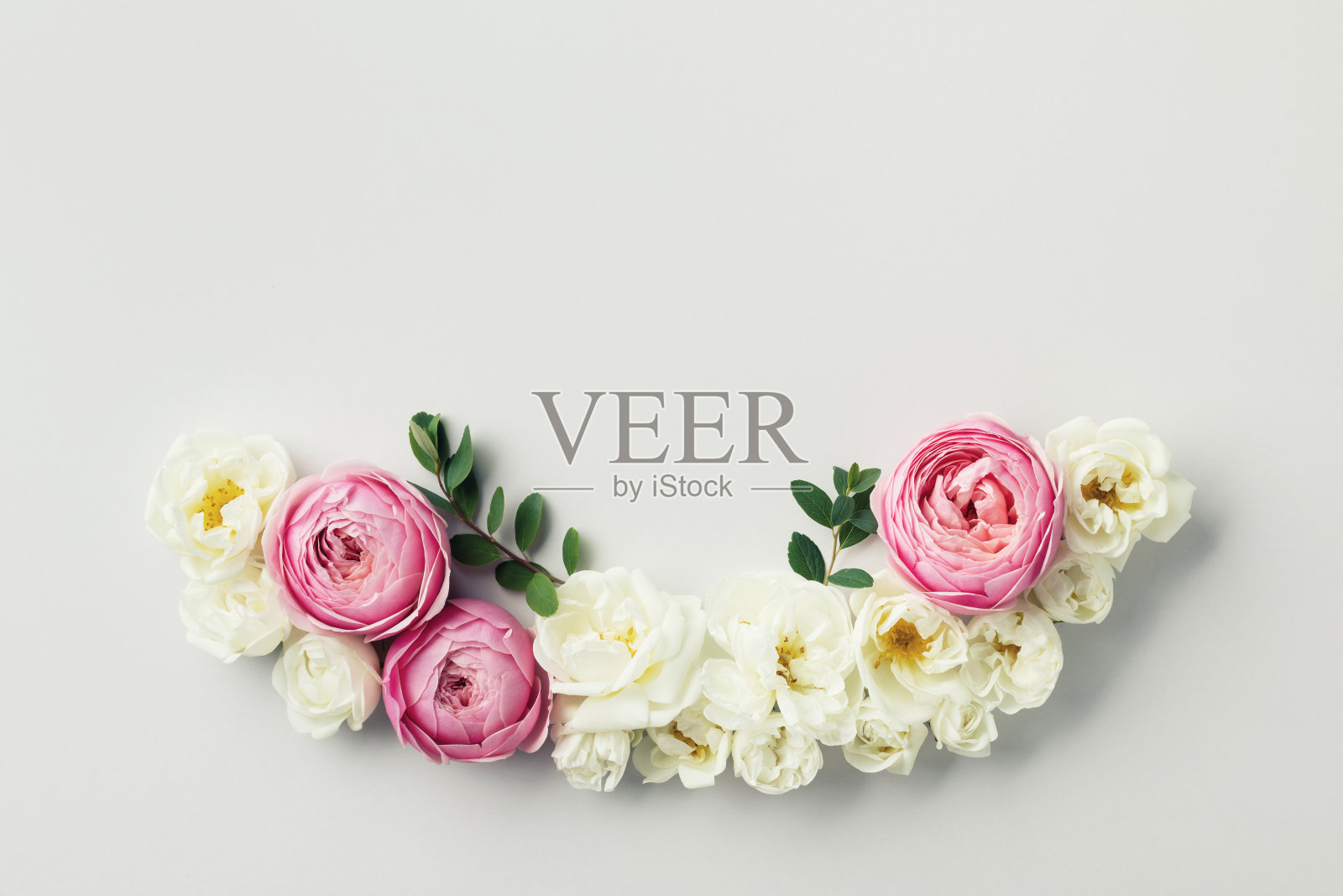 美丽的鲜花安排与白色和粉色玫瑰的婚礼卡片。俯视图和平铺。照片摄影图片