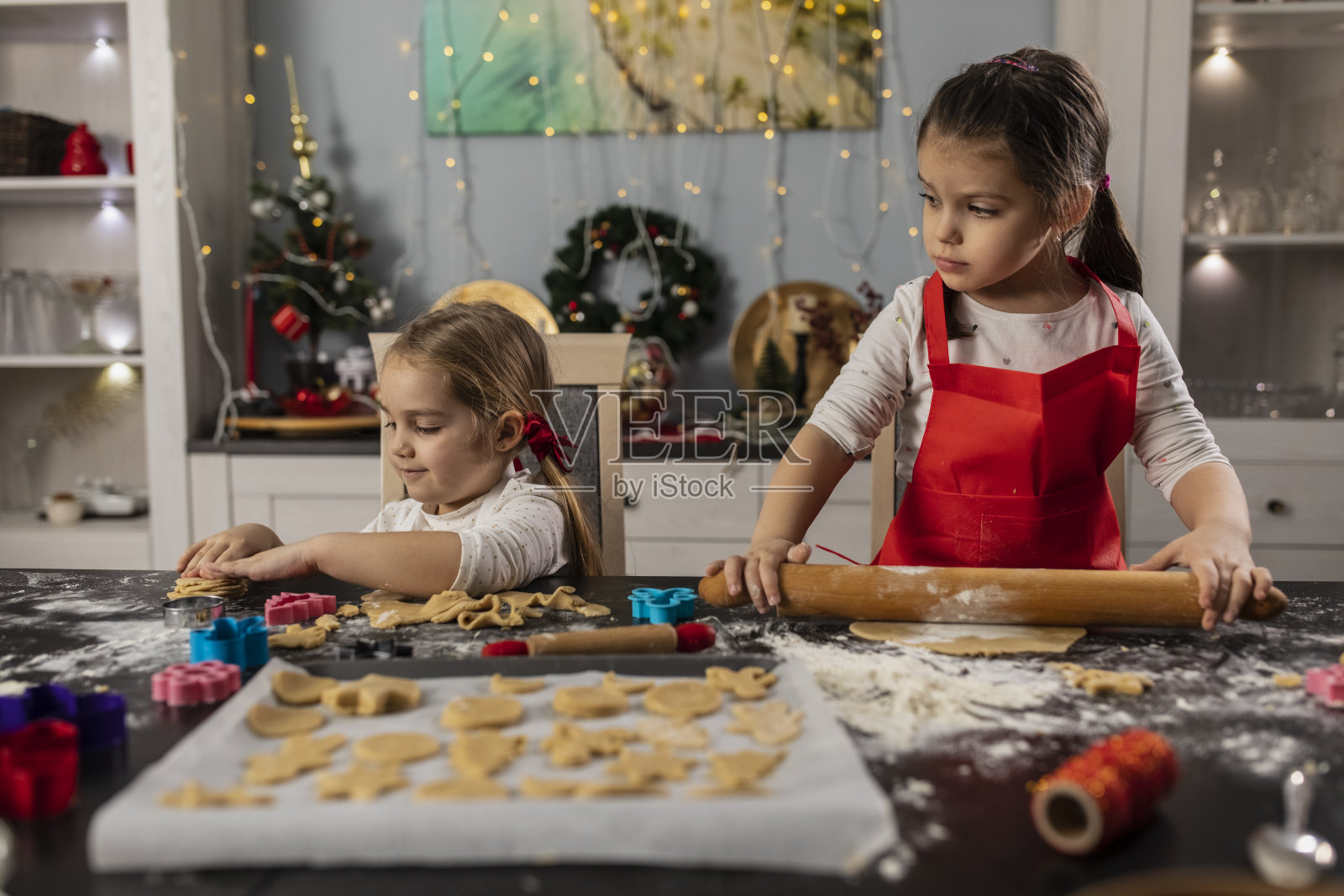 两个小女孩在擀面团做姜饼照片摄影图片