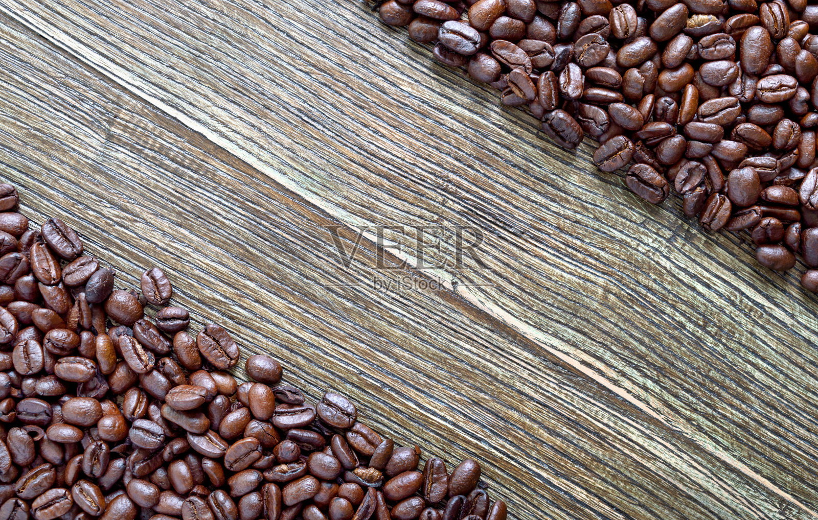 木质背景上的咖啡豆。模仿与复制空间。俯视图，平躺。照片摄影图片