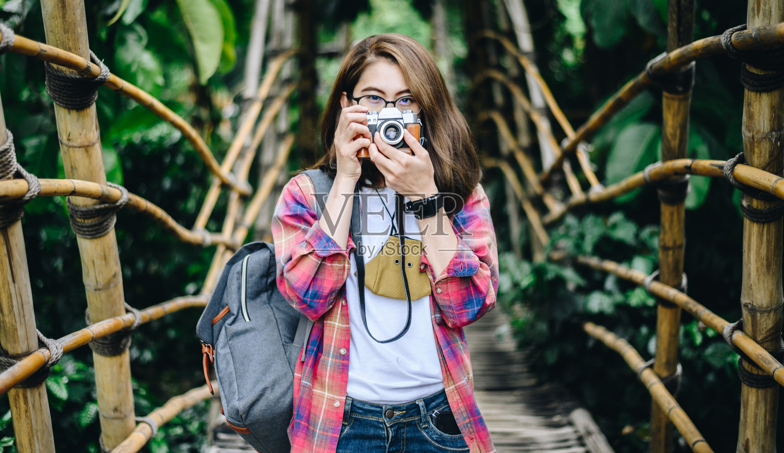 亚洲女性在旅行中使用无反光镜相机的肖像。照片摄影图片