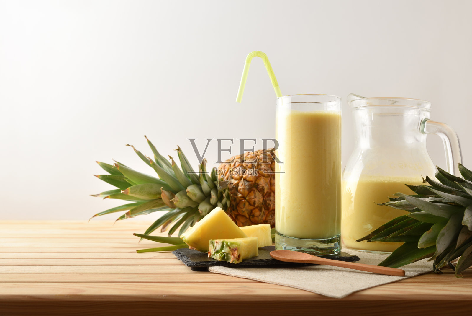 玻璃和罐子与菠萝汁孤立的背景。照片摄影图片