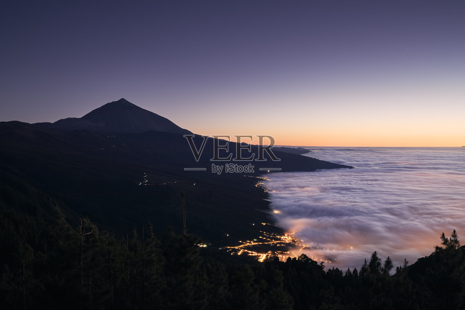 风景与火山Pico de Teide在美丽的黄昏云层之上照片摄影图片