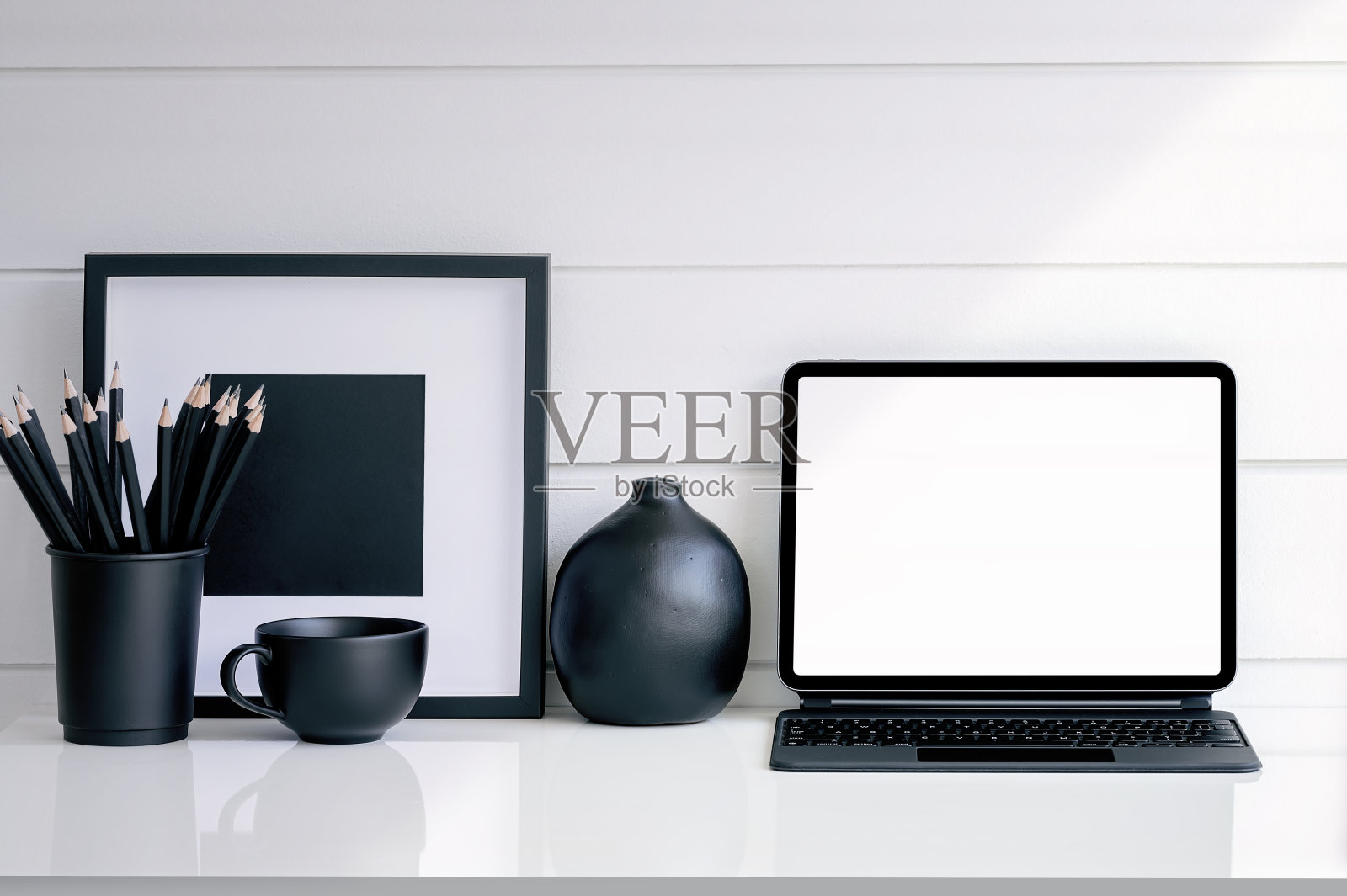 黑白相对的工作空间概念与平板电脑和用品。照片摄影图片