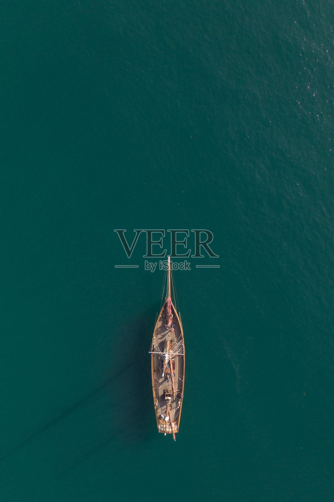 鸟瞰图的一艘高船漂浮在一个蓝绿色的海洋与复制空间照片摄影图片
