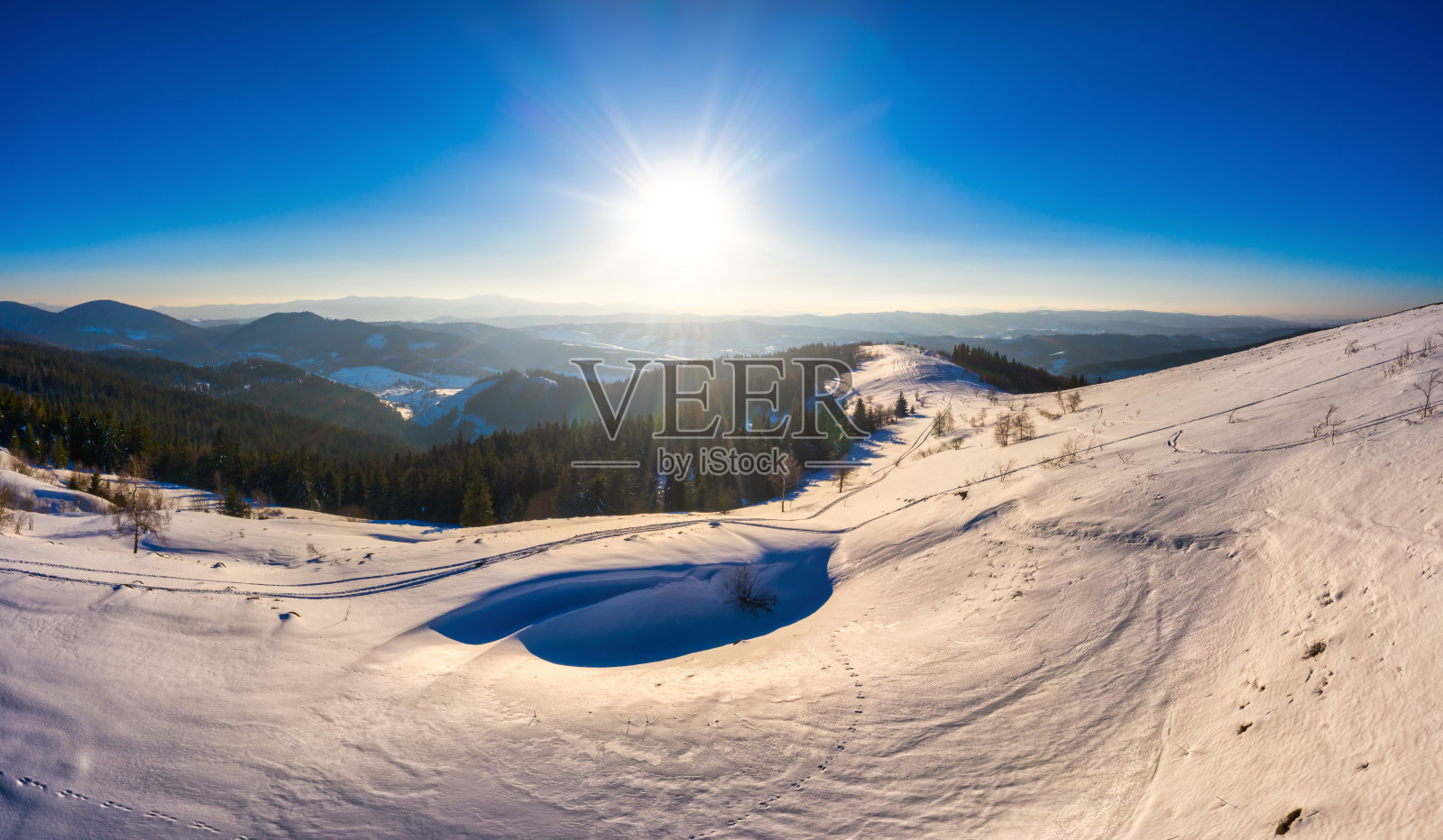 神奇的冬季全景，美丽的雪坡照片摄影图片