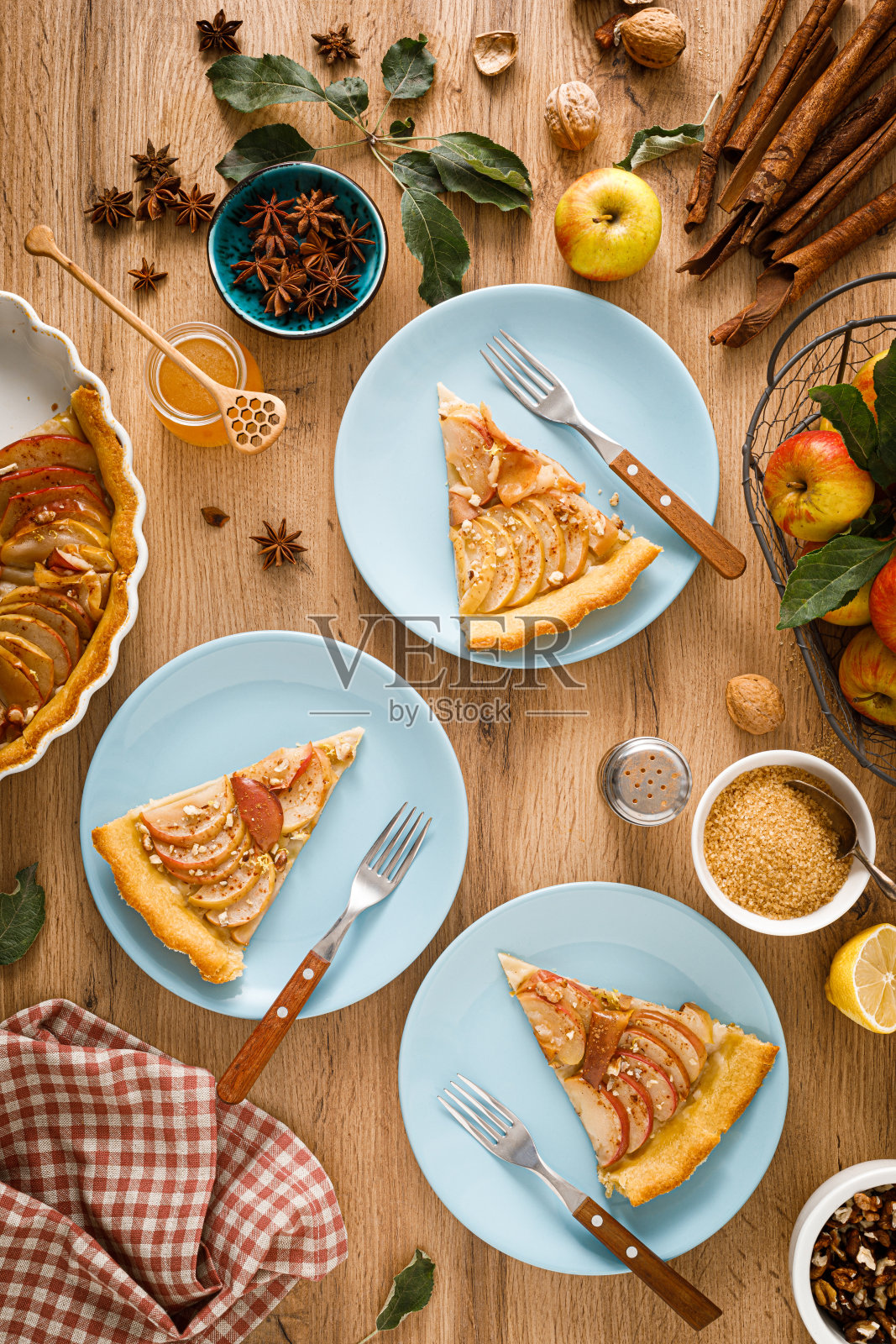 感恩节秋季苹果派配新鲜水果和核桃放在木桌上，俯视图照片摄影图片