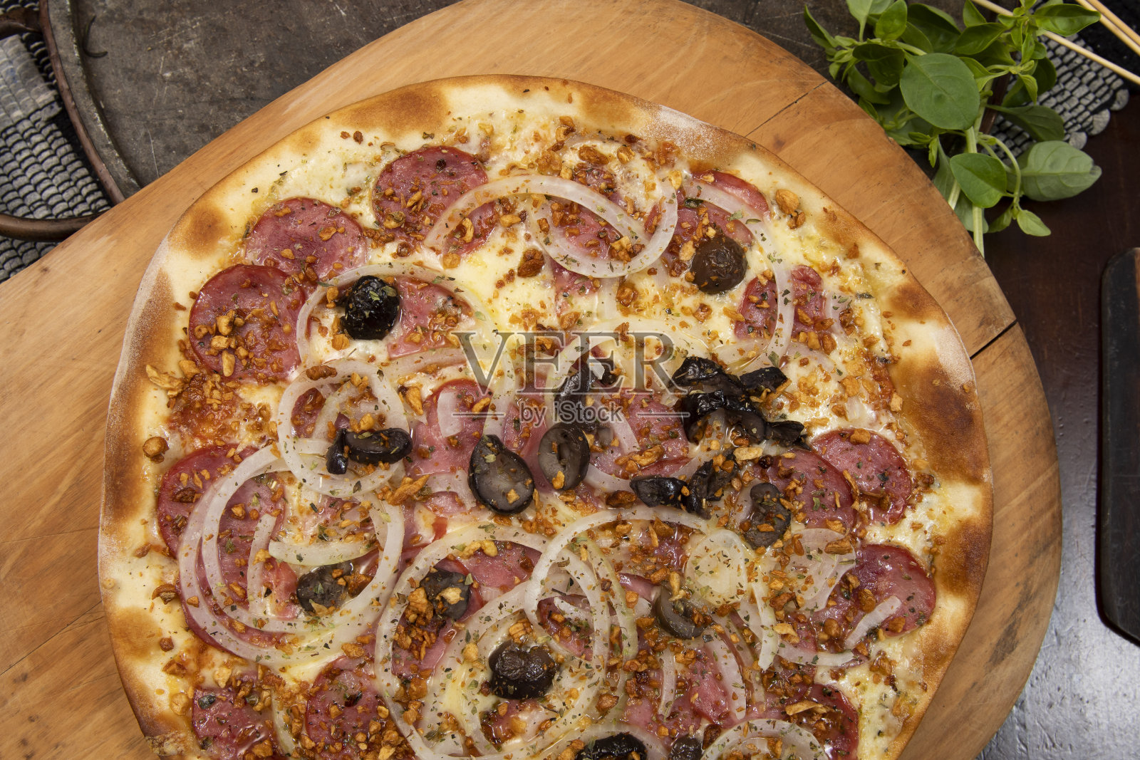 巴西披萨，意大利辣香肠，奶酪，洋葱和黑橄榄照片摄影图片