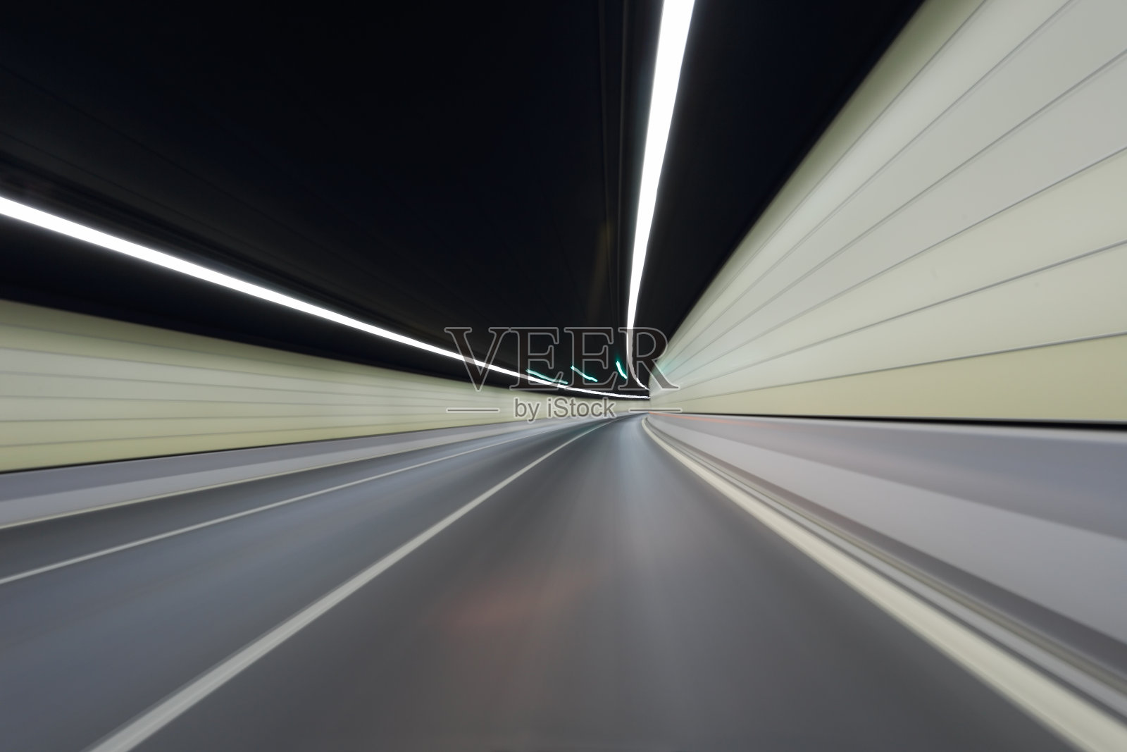 弯曲的交通隧道在一个现代化的城市，中国照片摄影图片