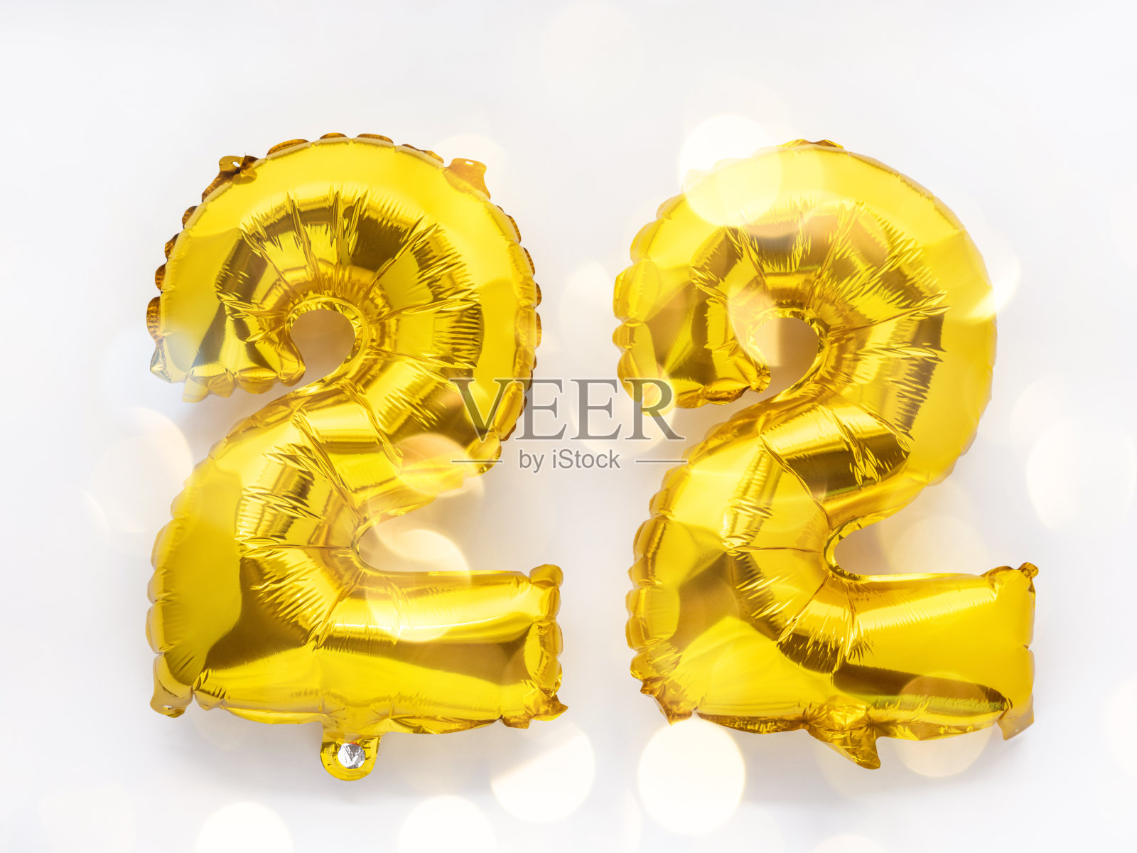 22个金箔气球数字派对装饰白色背景，生日概念与节日灯照片摄影图片