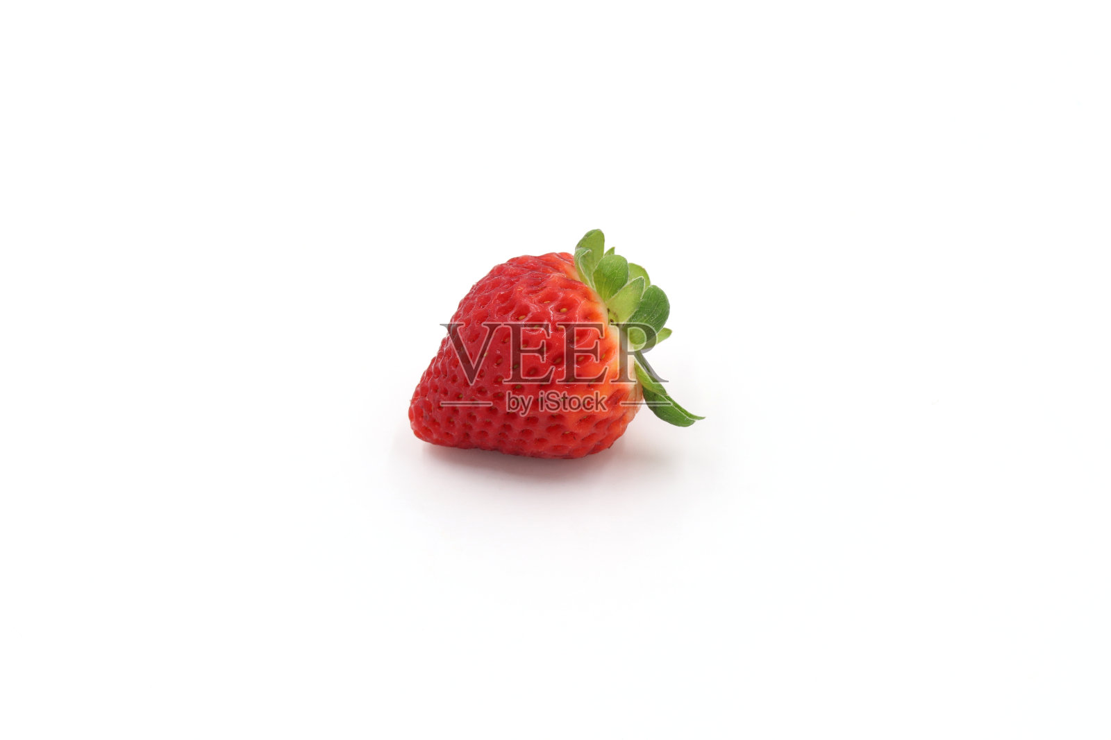 白色背景下的新鲜草莓照片摄影图片