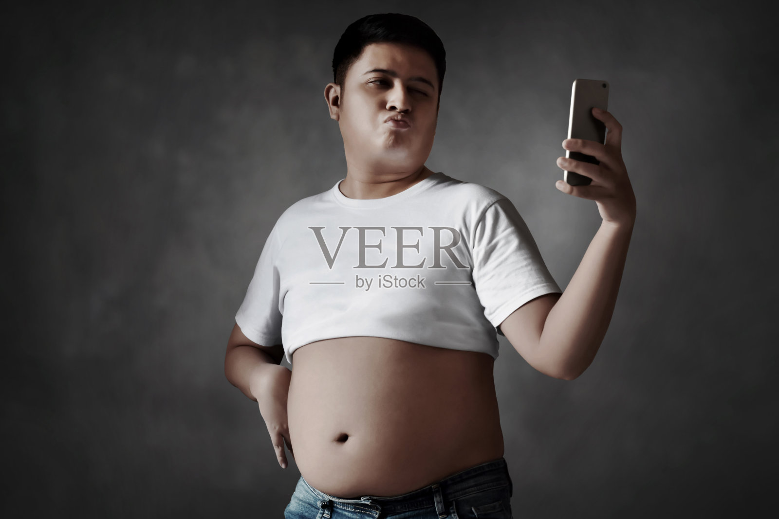 大肚子的年轻人在自拍照片摄影图片
