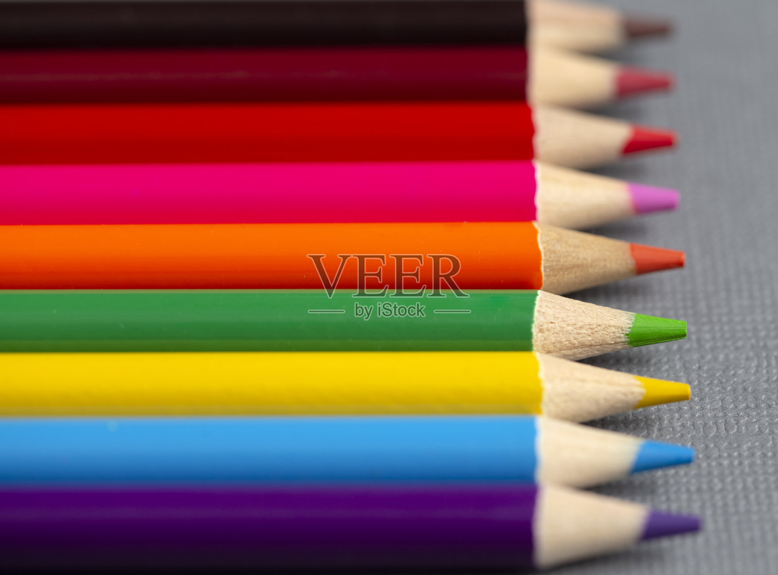 灰色背景上的彩虹色铅笔照片摄影图片