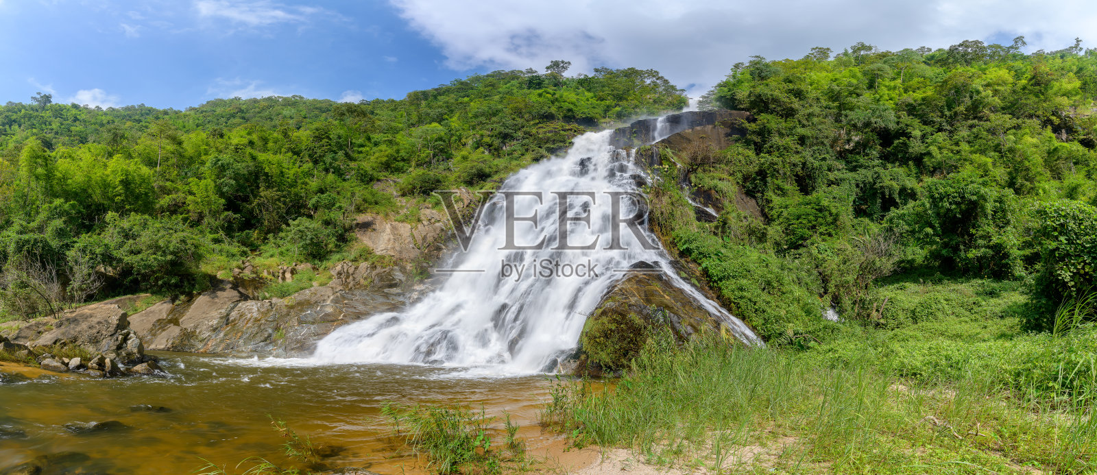 全景美丽的陶坝瀑布在深森林在Khlong王潮国家公园，甘榜Phet省，泰国。照片摄影图片