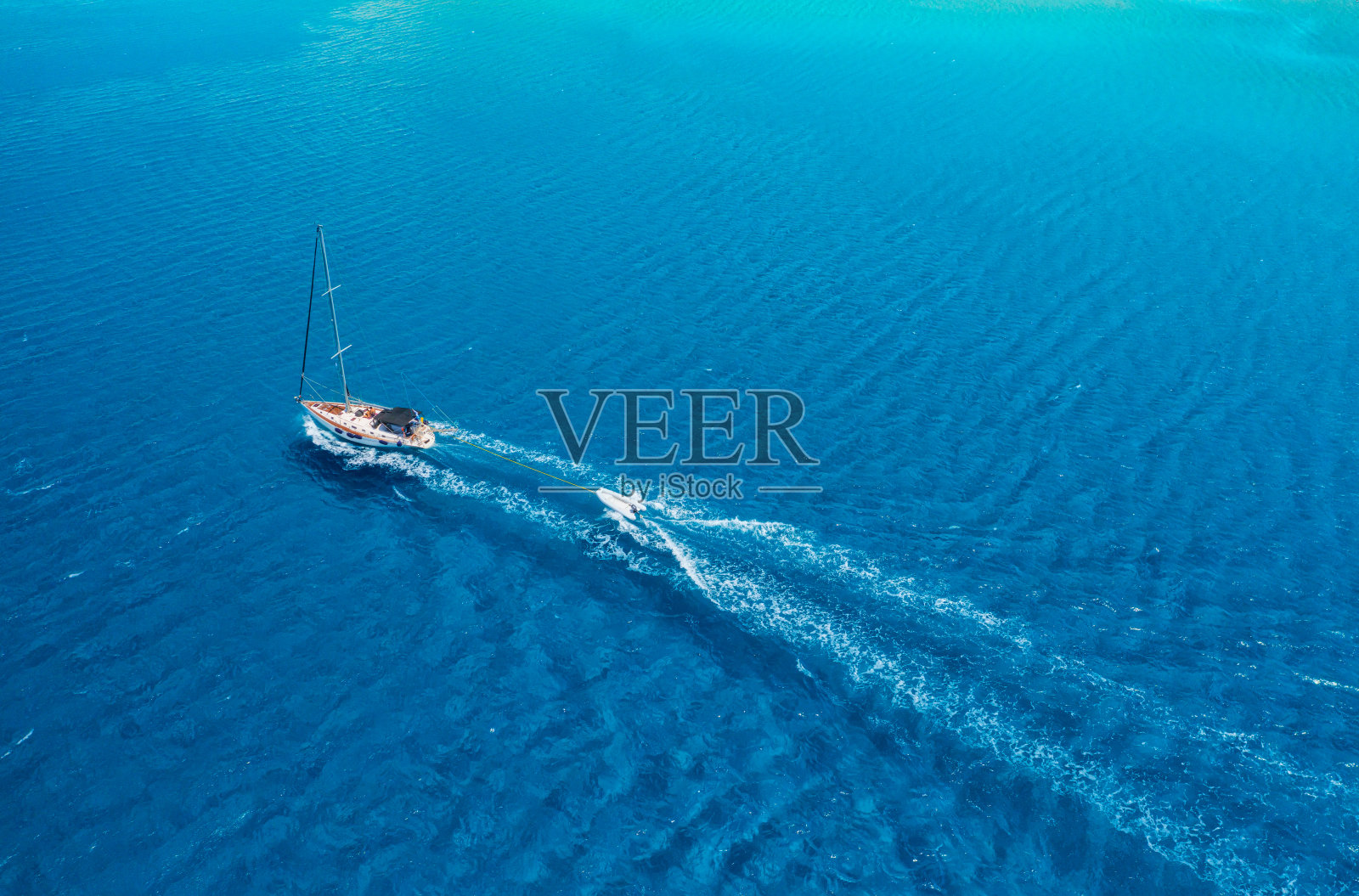 游艇在蔚蓝海面上的鸟瞰图。地中海清澈透明的海水。暑假和帆船旅行。夏天放松。照片摄影图片