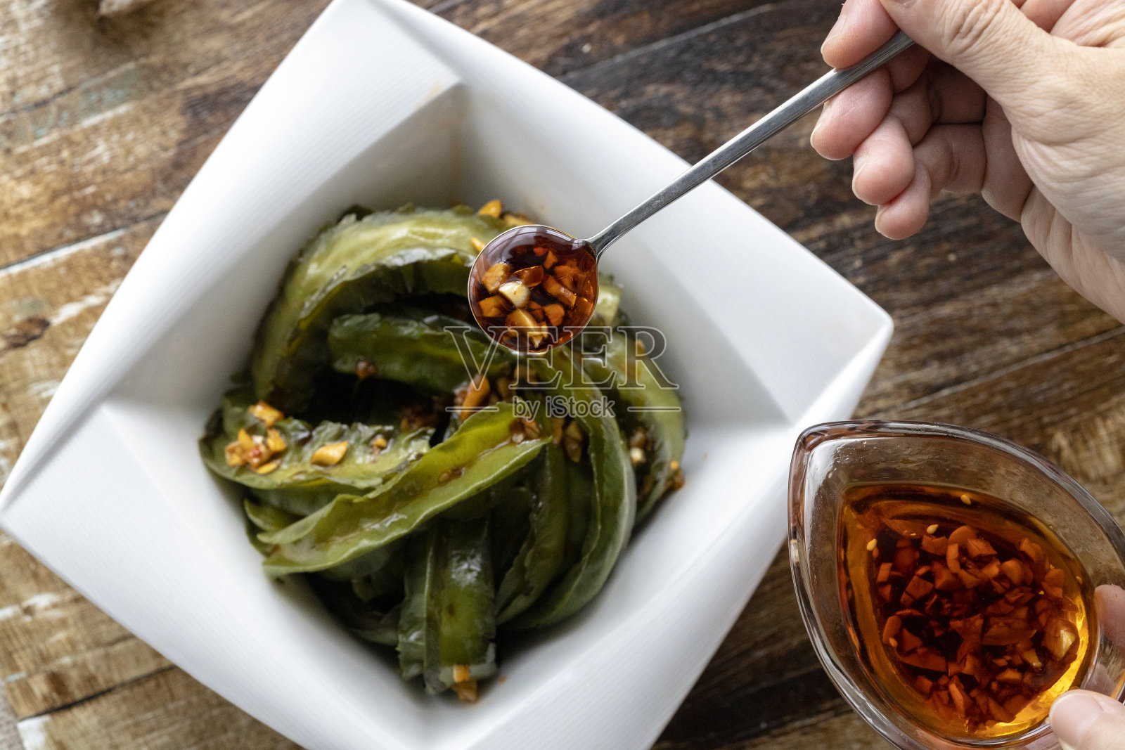 美味的开胃菜:用香蒜酱调味的翼豆照片摄影图片