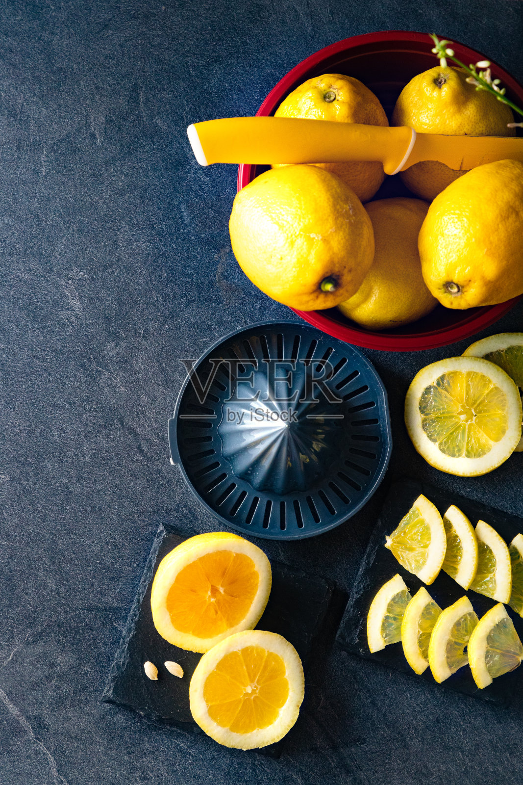顶视图与副本空间新鲜和成熟的柠檬。健康食品的背景。照片摄影图片