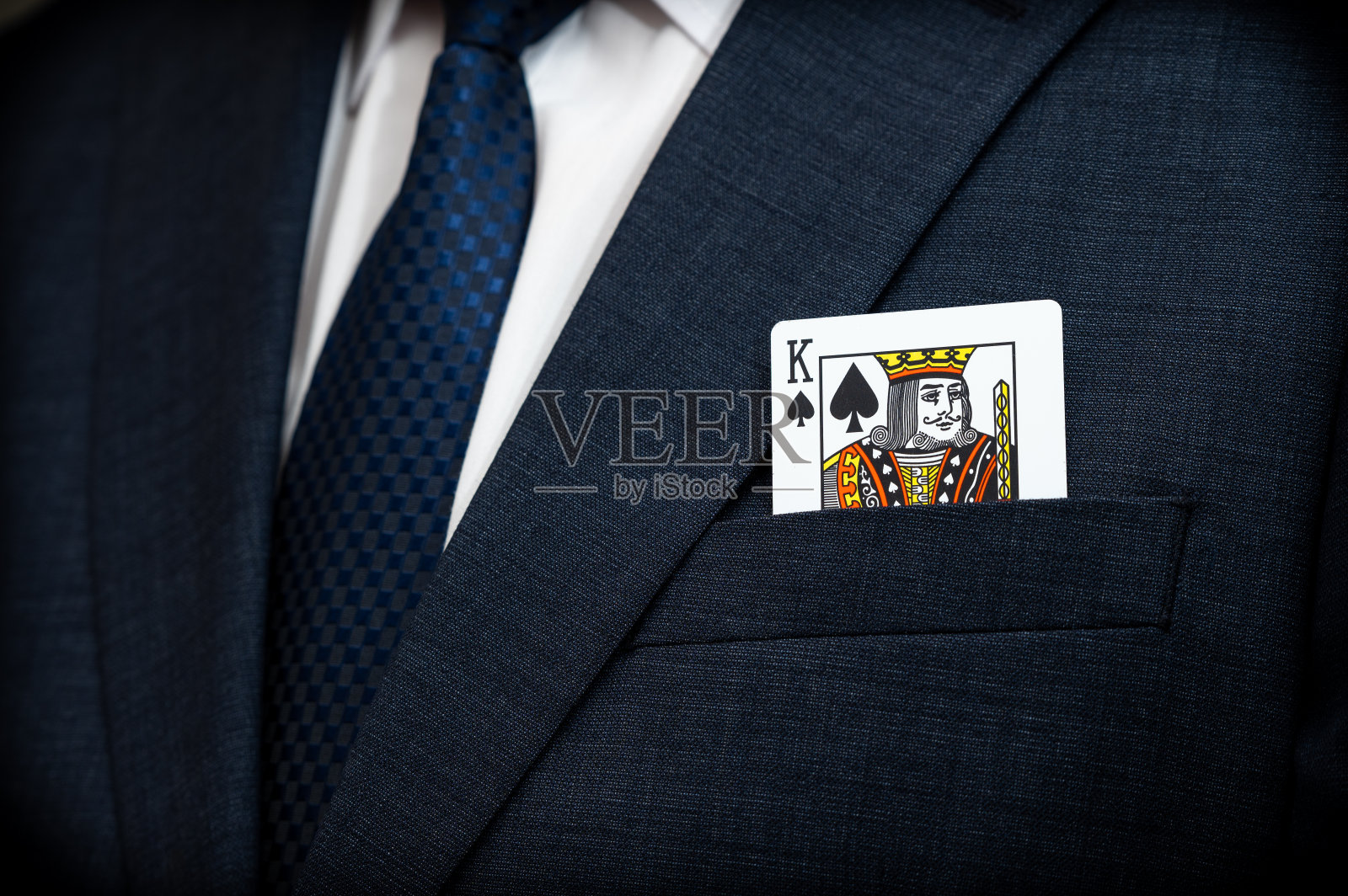 一套衣服口袋里的扑克之王牌。照片摄影图片