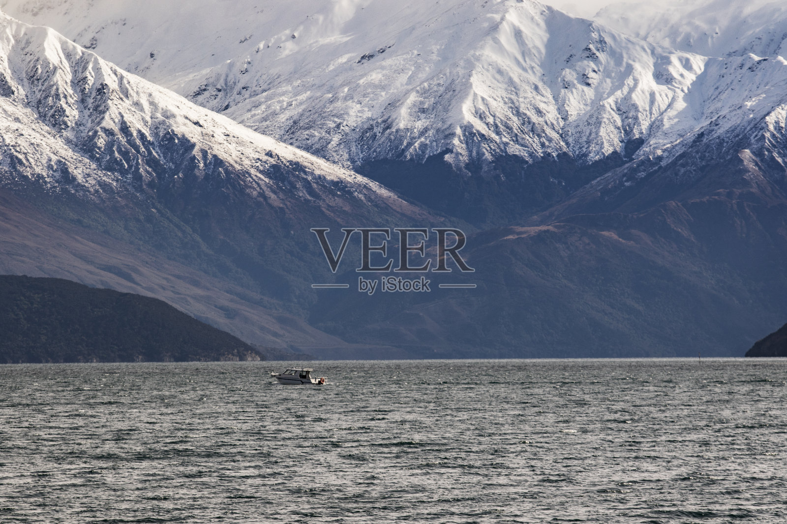 新西兰南部瓦纳卡湖的雪山照片摄影图片