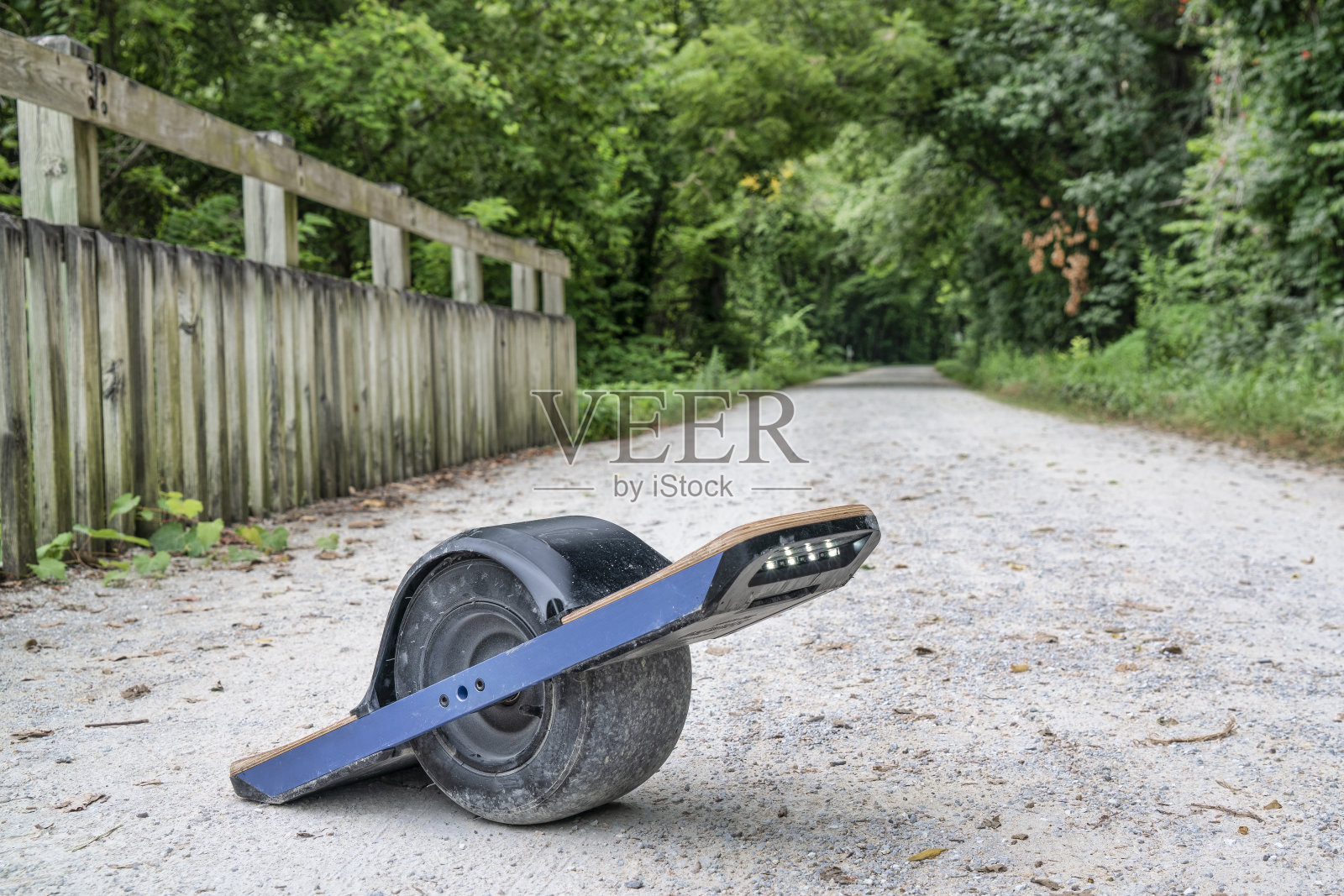 自行车道上的单轮电动滑板照片摄影图片