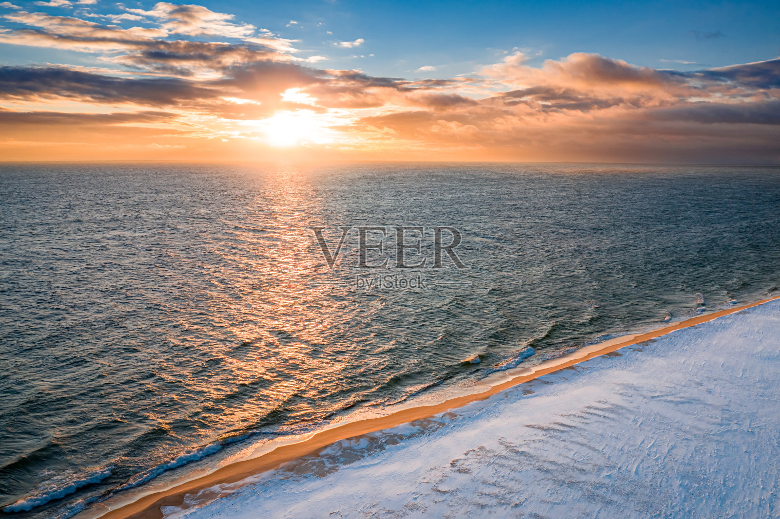 冬天的波罗的海和海尔半岛。照片摄影图片