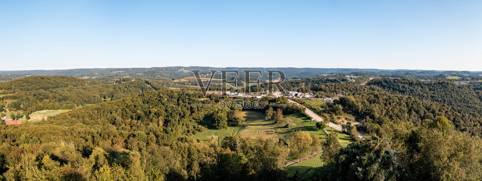 从多西诺布尔俯瞰西弗吉尼亚州摩根镇郊区的空中全景图照片摄影图片