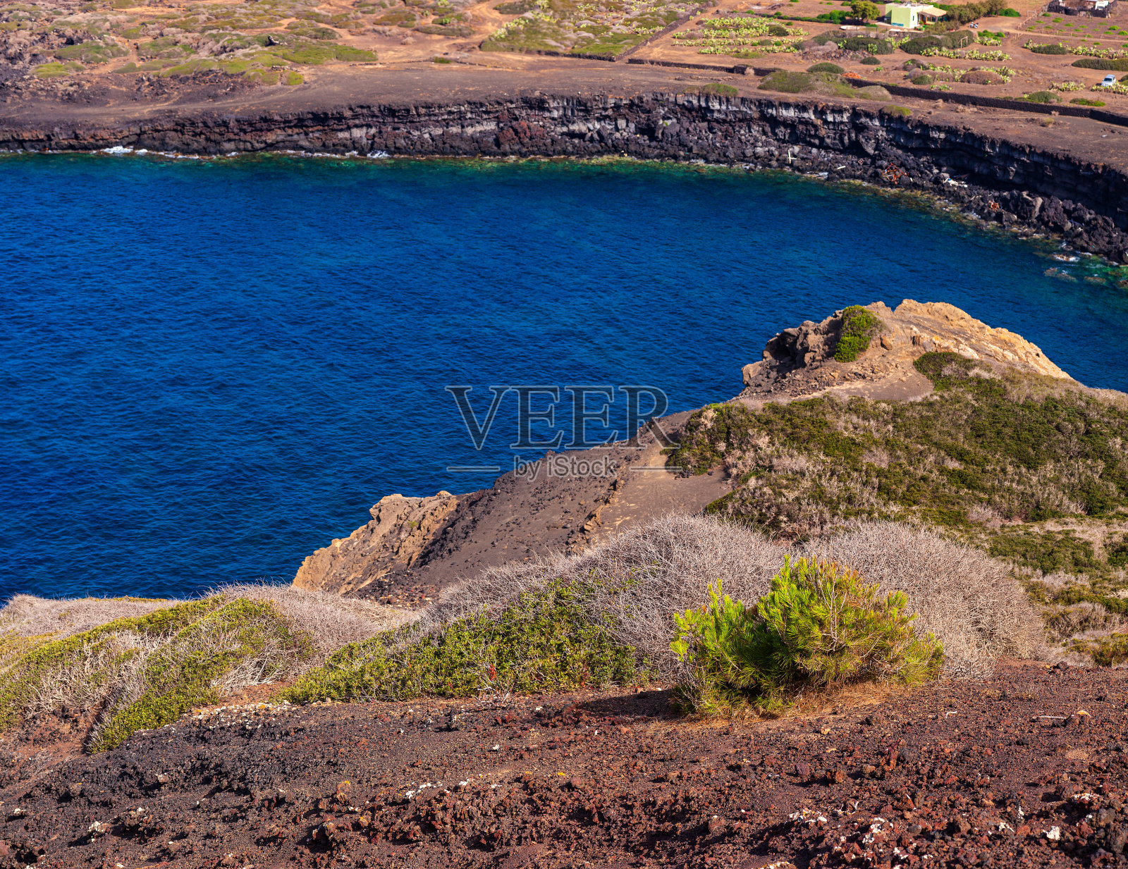 在利诺萨岛欣赏风景优美的熔岩悬崖照片摄影图片