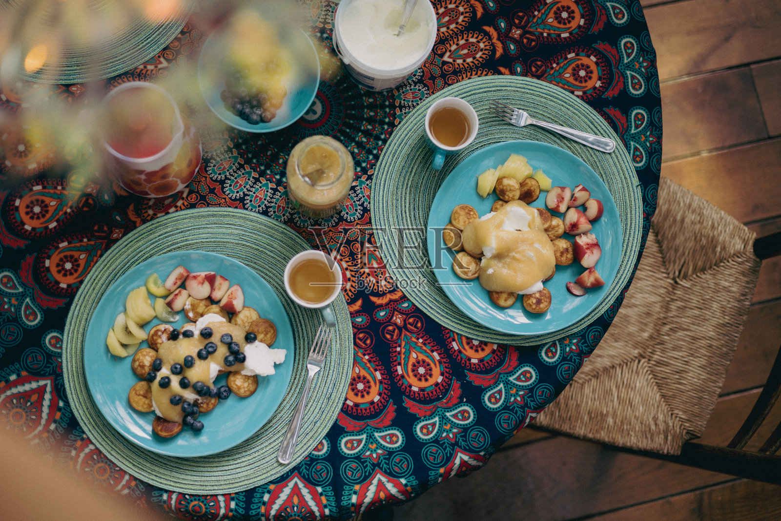 早餐，桌上有煎饼和水果照片摄影图片