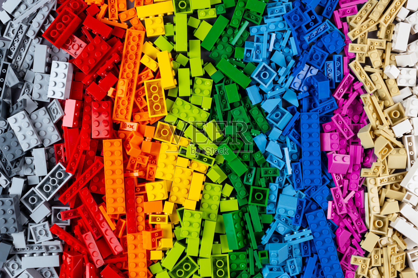 俯视图堆了许多五颜六色的彩虹色可堆叠塑料玩具砖。儿童教育发展概念照片摄影图片