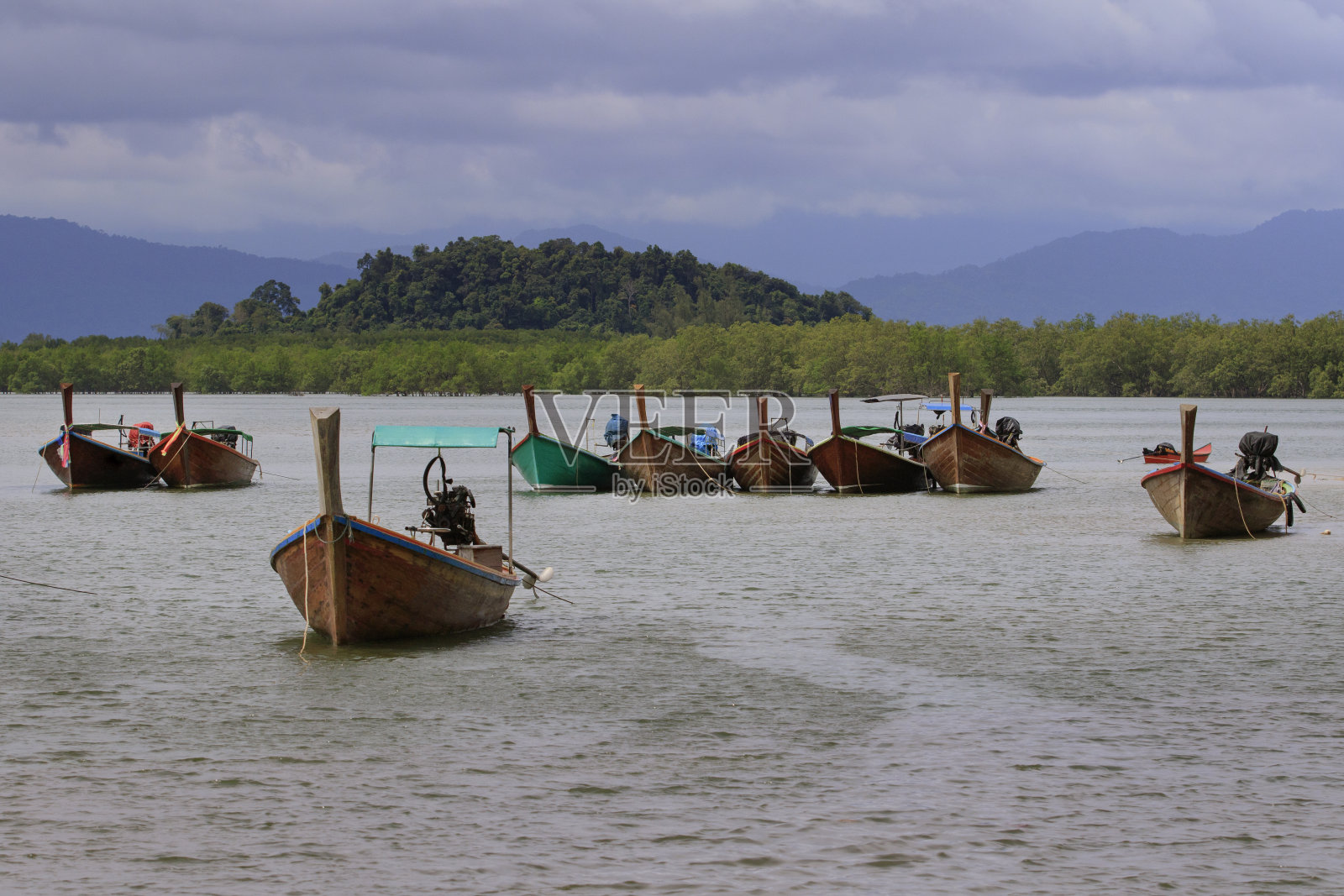 泰国南部拉廊的一群当地渔船照片摄影图片