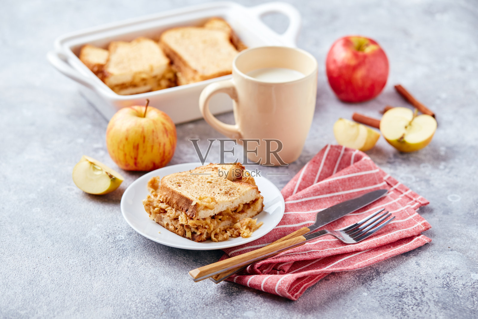 面包布丁早餐砂锅，由小麦面包、鸡蛋、牛奶和磨碎的苹果制成照片摄影图片