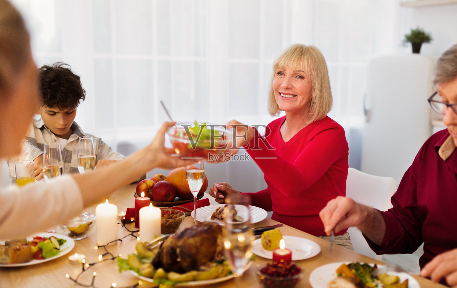 爱多代同堂的家庭一起享受感恩节或圣诞晚餐，享受美味的节日大餐照片摄影图片