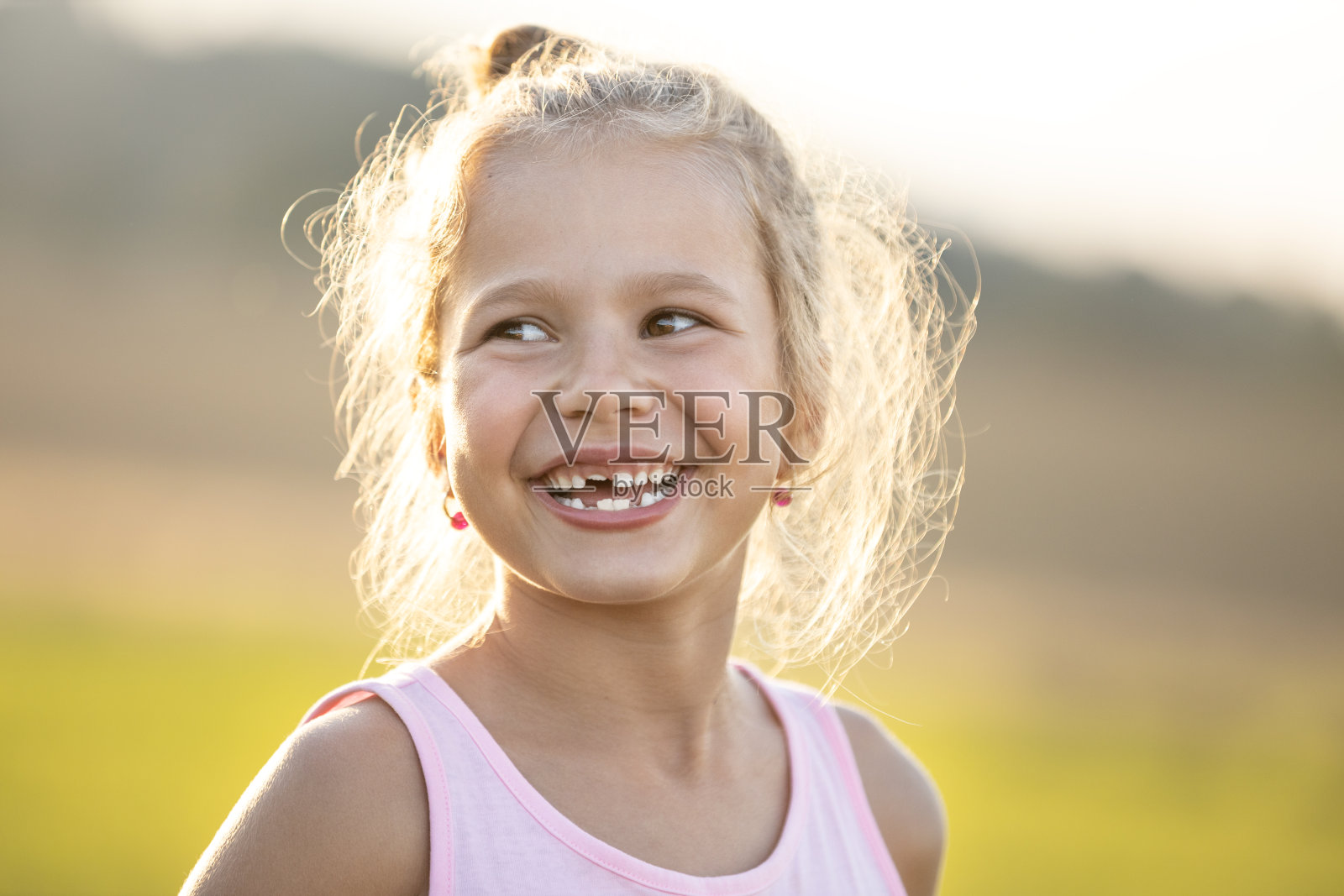 可爱微笑的金发小女孩肖像照片摄影图片