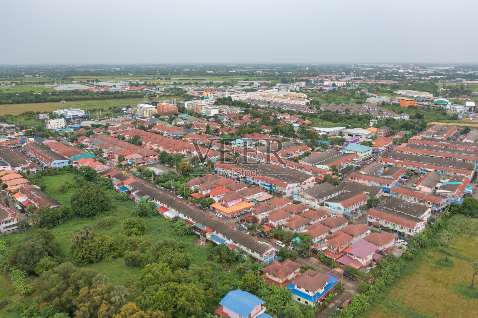 住宅小区鸟瞰图。城市住宅开发从上而下。前视图。泰国曼谷的房地产。房地产房地产。照片摄影图片