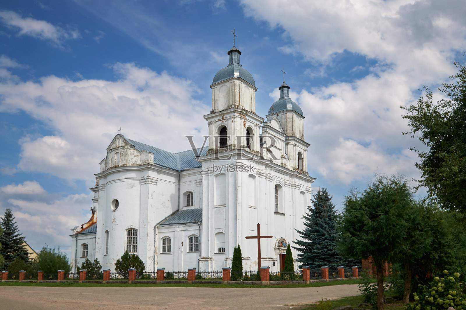 位于白俄罗斯维捷布斯克地区Dunilovichi农业小镇的古老的三位一体天主教教堂。照片摄影图片
