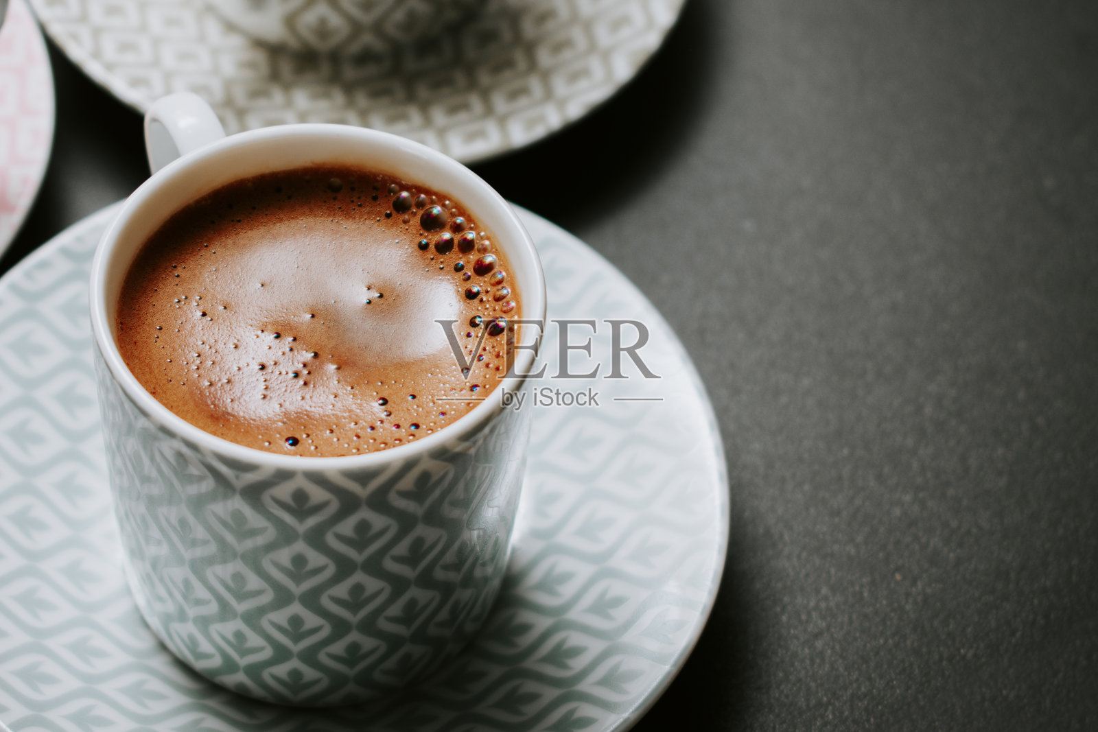 小杯的土耳其咖啡，泡沫丰富照片摄影图片