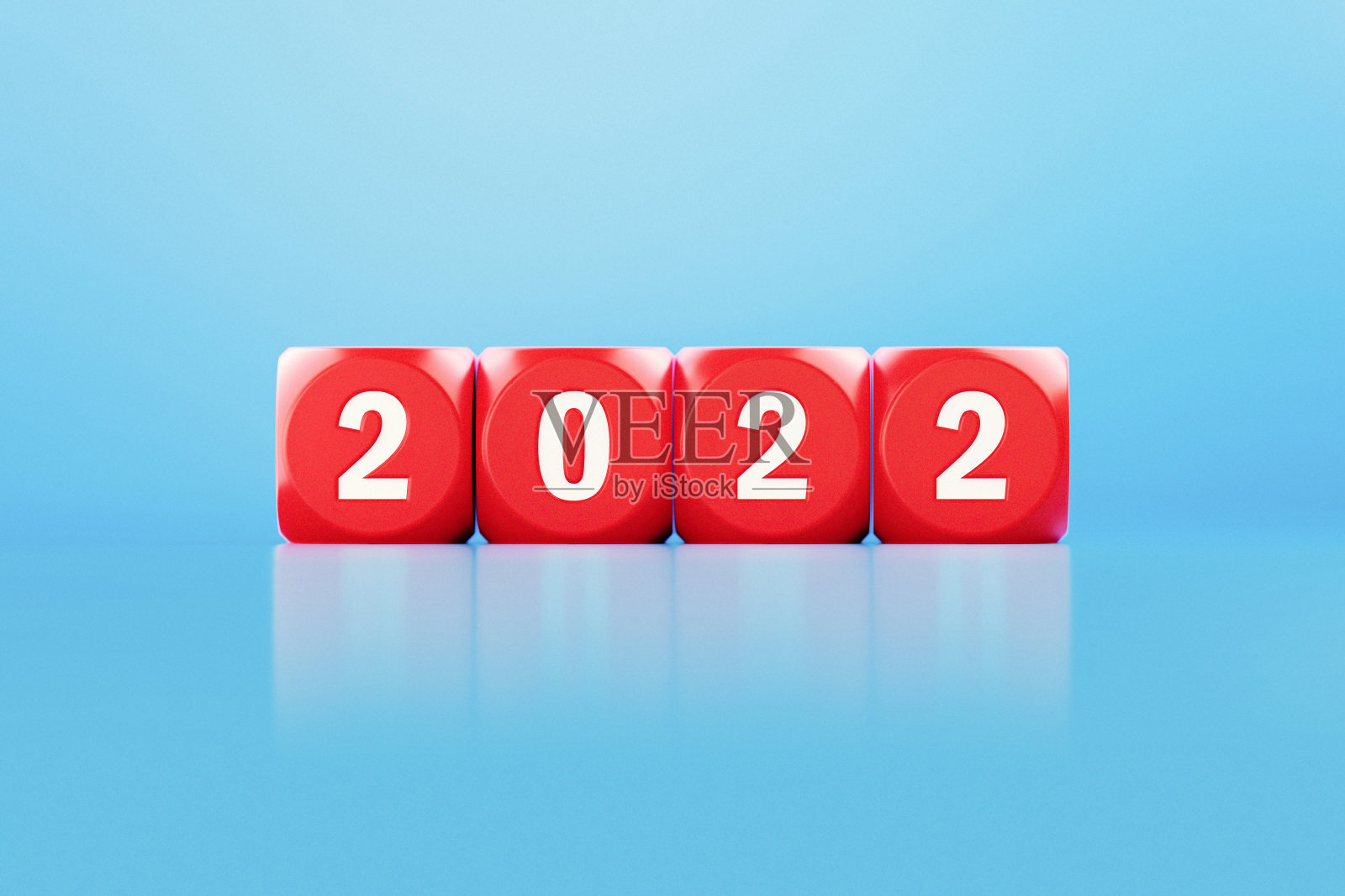 2022概念-红色骰子与2022雕刻坐在蓝色背景照片摄影图片