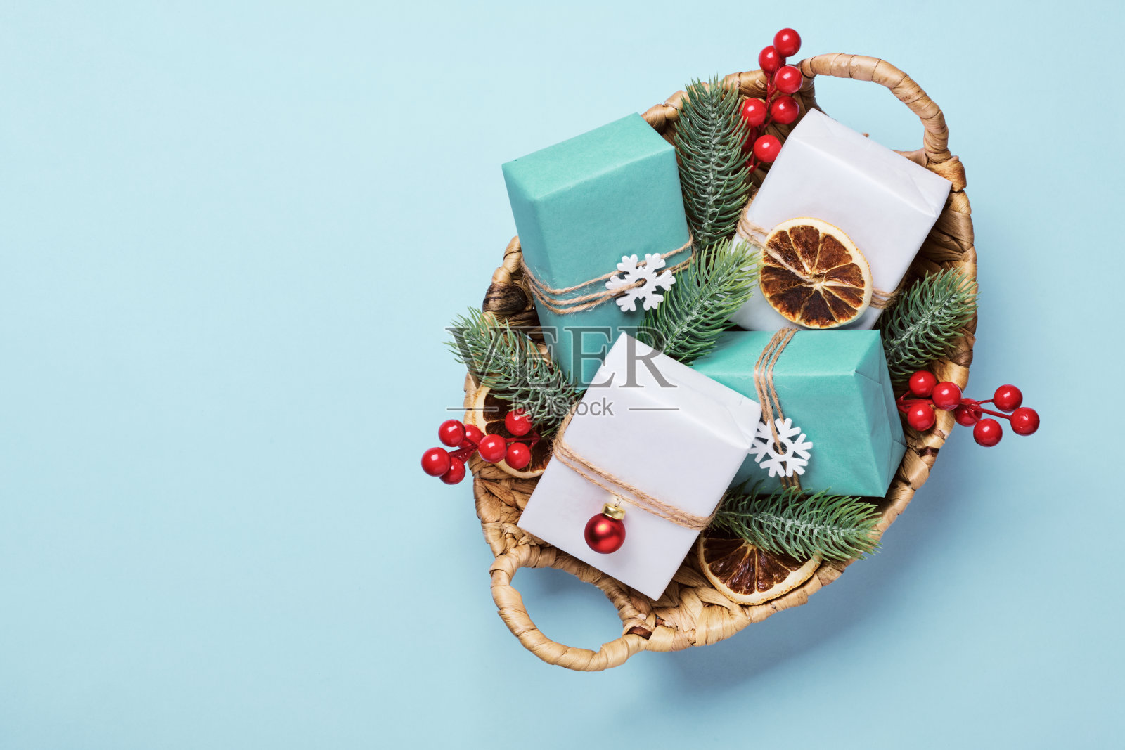 用纸包装的礼品盒，用小玩意和麻绳装饰。Eco圣诞装饰照片摄影图片