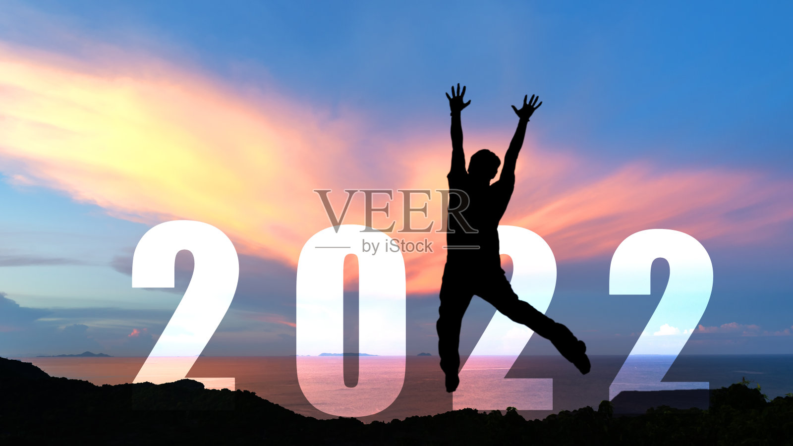 剪影快乐男人跳跃祝贺和庆祝在2022年新年快乐为改变新的生活未来的概念照片摄影图片